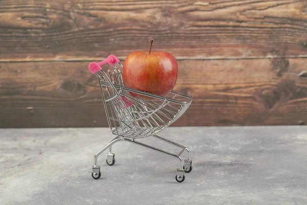 Manzana Roja Jugosa Con Carrito Pequeño Superficie Mármol Foto Alta — Foto de Stock