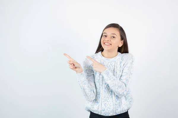 Retrato Jovem Adorável Menina Suéter Apontando Para Algo Foto Alta — Fotografia de Stock