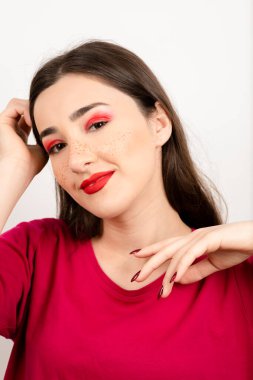 Makyajlı güzel bir kadın kameraya bakıyor. Yüksek kalite fotoğraf