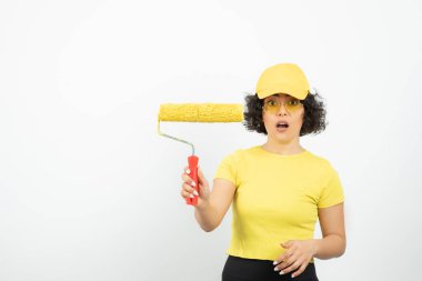 Beyaz arka planda poz veren genç bir kadın