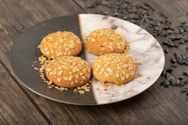 Tahta masaya siyah ayçiçeği tohumlu çok tahıllı kurabiyeler. Yüksek kalite fotoğraf