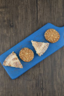 Mavi kepekli kurabiye tahtası ve ahşap masada tatlı turta. Yüksek kalite fotoğraf