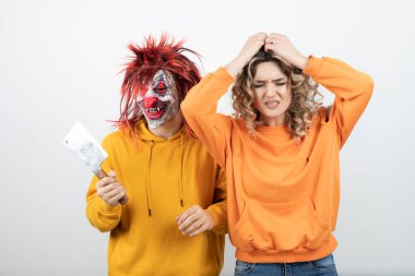 Dalgalı saçlı kadın maskeli esmer adamın yanında duruyor. Yüksek kalite fotoğraf