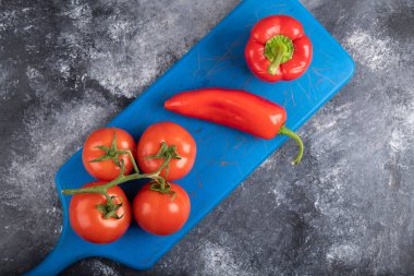 Mermer üzerinde mavi domates ve biber tahtası. Yüksek kalite fotoğraf