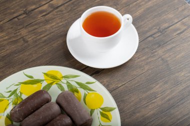 Bir tabak çikolatalı kek ve bir fincan siyah çay. Yüksek kalite fotoğraf