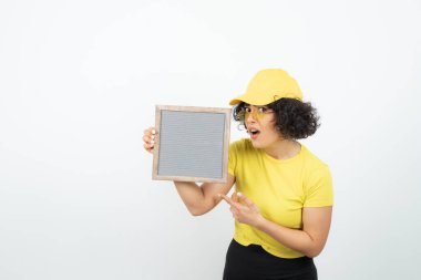 Kıvırcık saçlı, elleri çerçeveli bir kadının portresi. Yüksek kalite fotoğraf