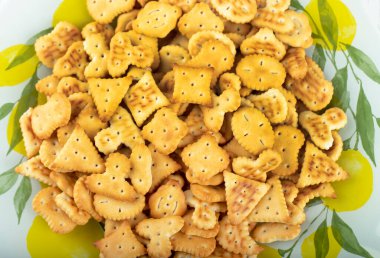 Limonlu tabağa konmuş tuzlu kraker yığını. Yüksek kalite fotoğraf