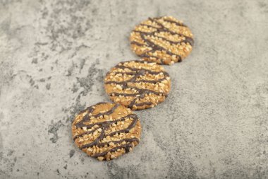 Taşa fındık konmuş lezzetli çikolatalı bisküviler. Yüksek kalite fotoğraf