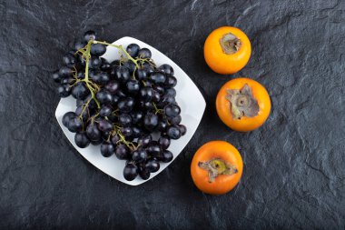 Siyah arka planda beyaz üzüm ve hurma meyveleri. Yüksek kalite fotoğraf