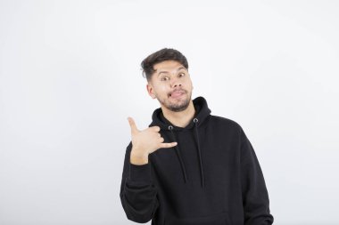 Siyah kazaklı genç adamın portresi duruyor ve bakıyor. Yüksek kalite fotoğraf