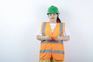 Beyaz duvarda gözlük takan genç bir inşaat işçisi. Yüksek kalite fotoğraf