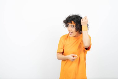 Beyaz arka planda poz veren genç bir kadın