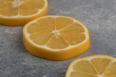 Mermer zemin üzerinde üç dilim ekşi limon. Yüksek kalite fotoğraf