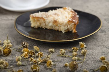 Kek dilimleri ve hindistan cevizi dilimleri bir taş masaya konur. Yüksek kalite fotoğraf