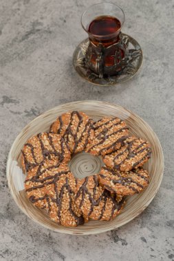 Lezzetli kurabiyeler, susam tohumları ve bir fincan siyah çay. Yüksek kalite fotoğraf