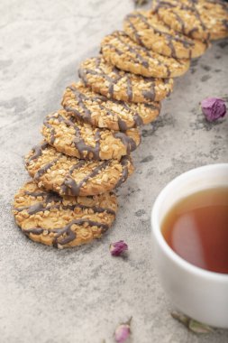 Çoklu tahıllı bisküviler çikolatalı ve fındıklı, fındıklı çay. Yüksek kalite fotoğraf