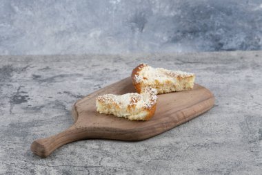 Misket masasında lezzetli pastalar olan ahşap bir kesim tahtası. Yüksek kalite fotoğraf