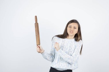 Beyaz arka planda merdane tutan genç bir kadın. Yüksek kalite fotoğraf