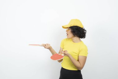 Beyaz arka planda poz veren genç bir kadın