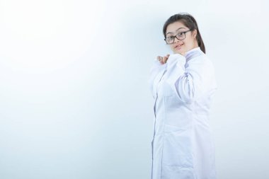 Doktor üniformalı genç bir kız ayakta ve poz veriyor. Yüksek kalite fotoğraf