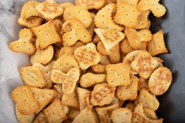 Taş zemine yerleştirilmiş kraker dolu bir kase. Yüksek kalite fotoğraf