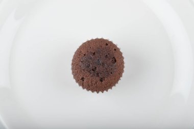 Beyaz bir tabağa yerleştirilmiş çikolatalı kek. Yüksek kalite fotoğraf