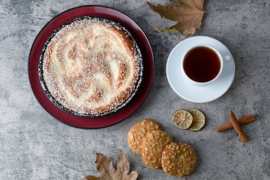 Mermer arka planda bir fincan çayla yuvarlak, lezzetli bir pasta. Yüksek kalite fotoğraf