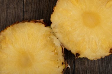Tahta bir masanın üzerine iki taze olgun ananas dilimi. Yüksek kalite fotoğraf