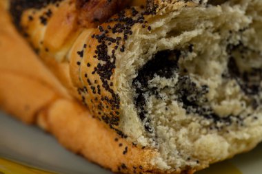 Arkaplanda çikolata soslu bir tabak taze hamur işi. Yüksek kalite fotoğraf