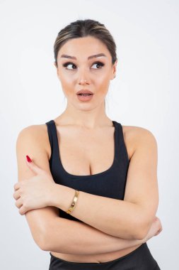 Siyah spor giysili sarışın kadın çapraz kollarla ayakta duruyor. Yüksek kalite fotoğraf