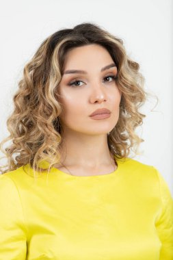 Genç, güzel sarışın kadın stüdyo geçmişine karşı.