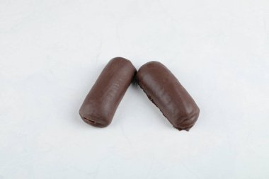 Beyaz arka planda bir çift çikolatalı kek. Yüksek kalite fotoğraf