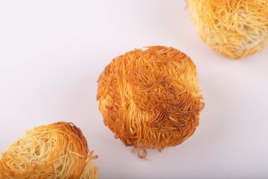 Türk tatlıları beyaz masaya kondu. Yüksek kalite fotoğraf