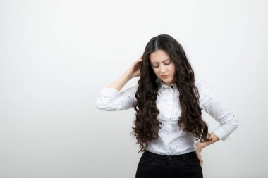 Ayakta durup düşünen düşünceli bir kadının portresi. Yüksek kalite fotoğraf