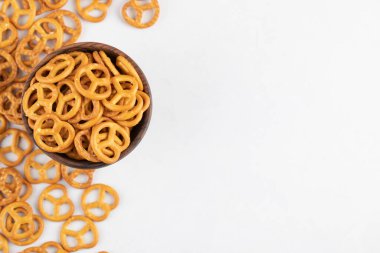 Beyaz arka planda tuzlu kraker var. Yüksek kalite fotoğraf