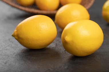 Siyah arka plana yerleştirilmiş taze olgun limonların fotoğrafı. Yüksek kalite fotoğraf
