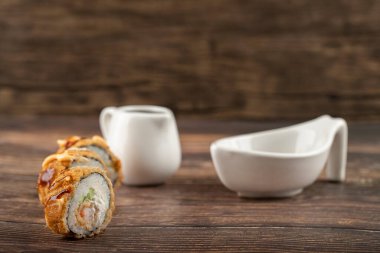 Tahta bir masanın üzerine taze suşi ruloları. Yüksek kalite fotoğraf