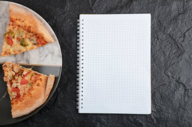 Siyah arka planda sebzeli lezzetli pizza dilimleri. Yüksek kalite fotoğraf