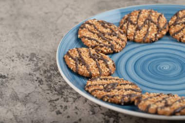 Taşa yerleştirilmiş lezzetli taze bisküvilerden oluşan mavi bir tabak. Yüksek kalite fotoğraf