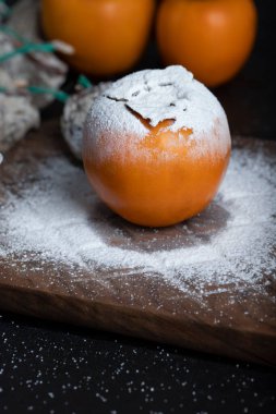 Siyah yüzeyde taze hurma ağaçları etrafında şeker tozu ile kurutulmuş hurma. Yüksek kalite fotoğraf