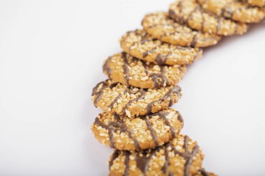 Beyaz yüzeyde fındıklı ev yapımı yulaf kurabiyesi yığını. Yüksek kalite fotoğraf