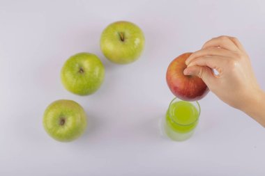 Beyaz arka planda kırmızı elmayı tutan bir kadın. Yüksek kalite fotoğraf