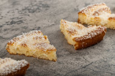 Kek dilimleri ve hindistan cevizi dilimleri bir taş masaya konur. Yüksek kalite fotoğraf