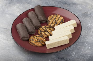 Bir kaseye konmuş çeşitli tatlı atıştırmalıklar. Yüksek kalite fotoğraf