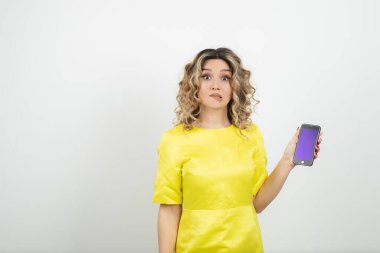 Genç, güzel sarışın kadın stüdyo geçmişine karşı.