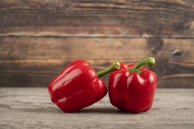 Taş zeminde iki taze ıslak kırmızı dolma biber. Yüksek kaliteli illüstrasyon