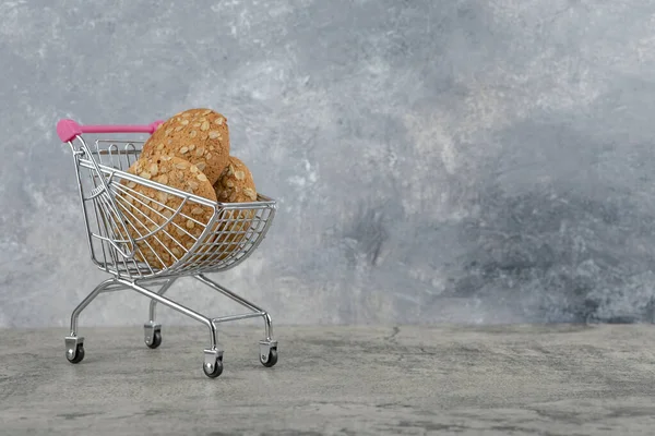 Small Trolley Full Sweet Oatmeal Cookies Stone High Quality Photo — ストック写真