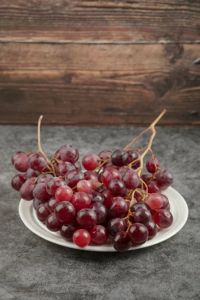 Prato Branco Uvas Vermelhas Deliciosas Mesa Mármore Foto Alta Qualidade — Fotografia de Stock