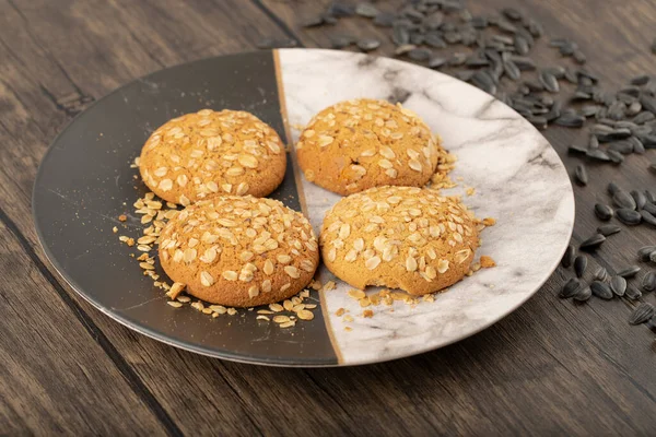 Tahta masaya siyah ayçiçeği tohumlu çok tahıllı kurabiyeler. Yüksek kalite fotoğraf