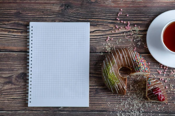 Süßes Stück Schokokrapfen Mit Schokoladenüberzug Und Einer Tasse Tee Hochwertiges — Stockfoto